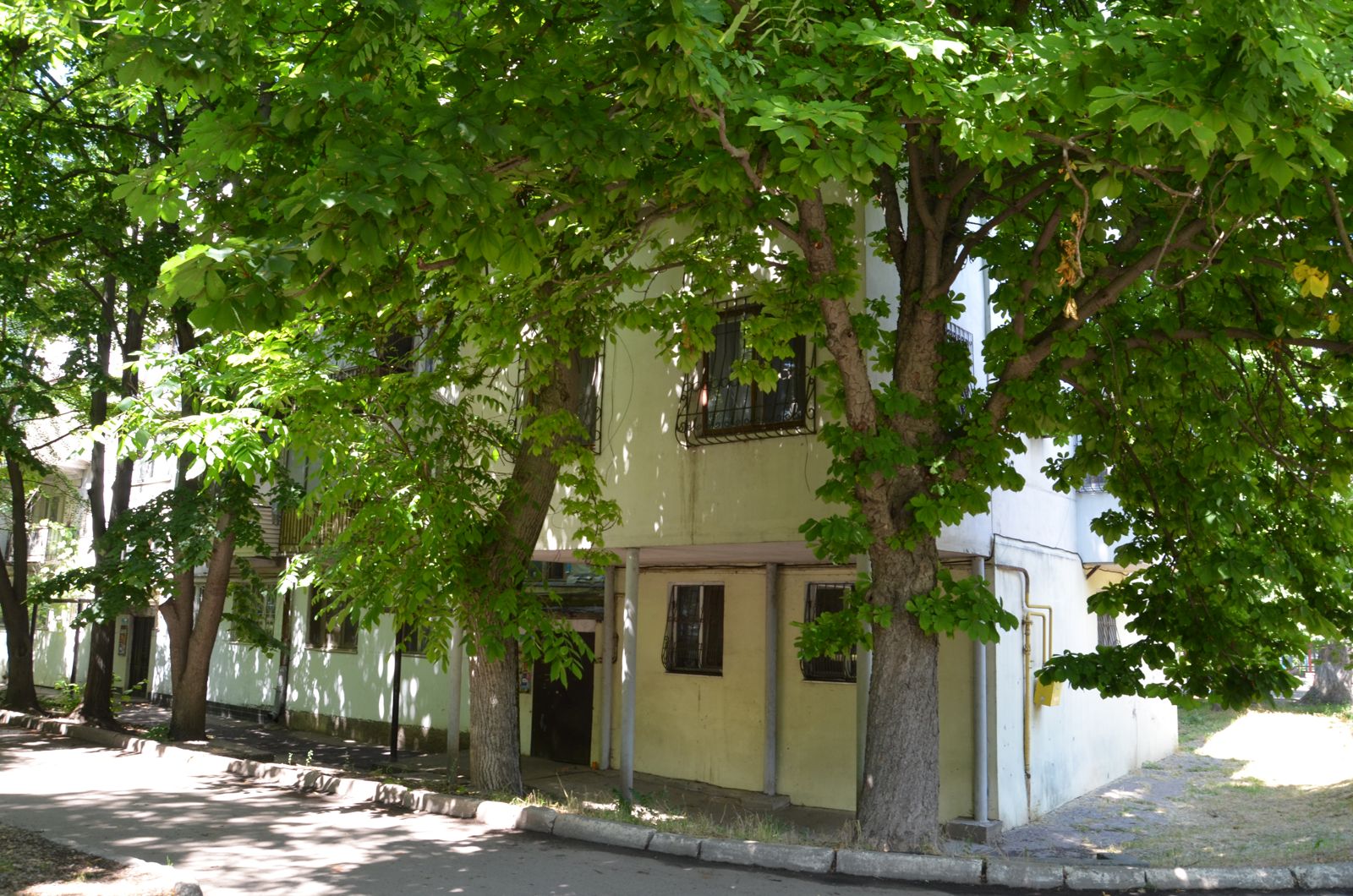 Будинки та територія під управлінням КЕУ — фото 12